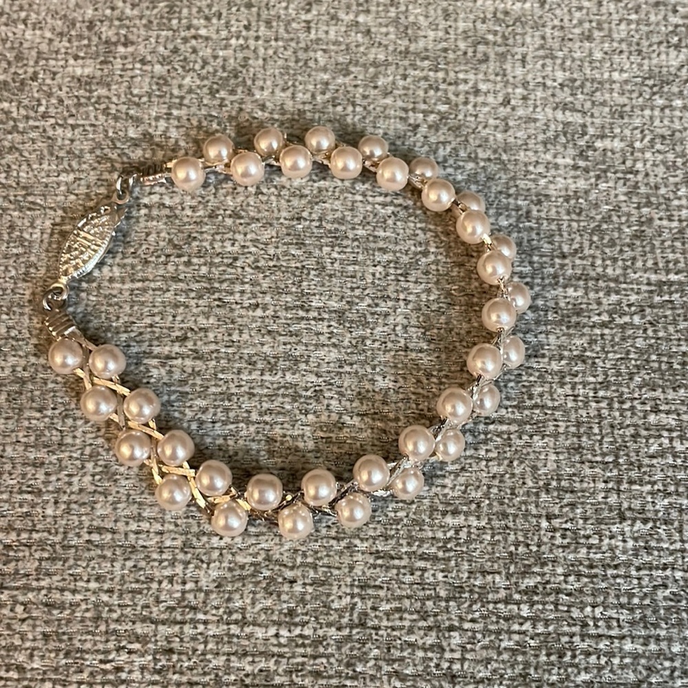 Beautiful pearl woman’s bracelet